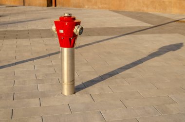 Şehirdeki kaldırımda yangın musluğu var. Kapat.