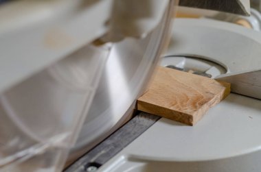 Daire testere, tahta çubuğu keser. Tahta kesme işlemi. Ahşap endüstrisi.