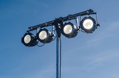 Sokak ışıkları. Dört tane parlak lamba. Caddelerin, nesnelerin, binaların aydınlanması