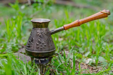 Doğadaki kahve makinesi. Türk, kamp gaz ocağında kahve içiyor. Şehir dışında dinlen..