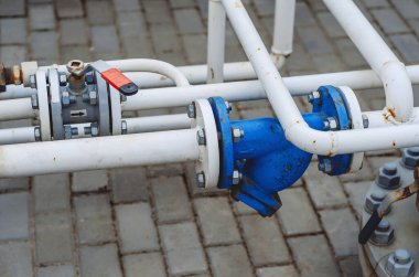 Benzin istasyonundaki benzin deposundan boru hatları. Basınç ekipmanları.