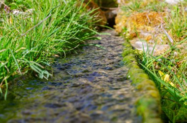 Su arka planlı güzel bir ekran koruyucu. Temiz su akışı. Su teslimatı.