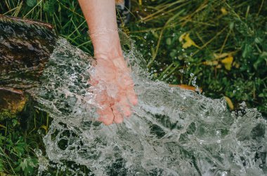 Soğuk akan suyun hoş tazeliği. Doğal ortamda kristal kaynak.