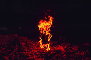 Eldiven alevler içinde kaldı. Gece karanlığında parlak bir ateş.