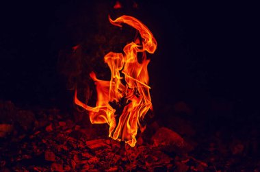 Eldiven alevler içinde kaldı. Gece karanlığında parlak bir ateş.