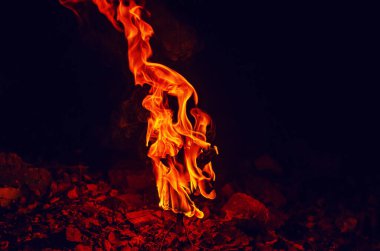 Eldiven alevler içinde kaldı. Gece karanlığında parlak bir ateş.