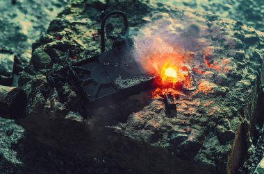 Toprak söndürüldü. Yanmış nesneler. Ocağın külleri. Taş üstüne ateş..