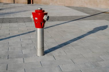 Şehirdeki kaldırımda yangın musluğu var. Kapat.