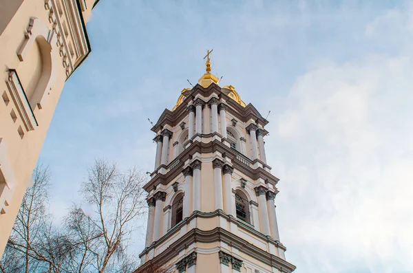 Torre Sino Mosteiro Com Cúpula Dourada Contra Céu Nublado Pochaiv — Fotografia de Stock