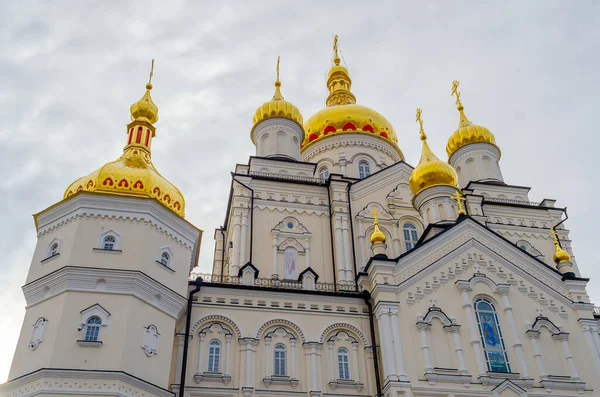 Altın kubbeli Ortodoks Hıristiyan katedrali. Dini binalar. Ukrayna 'daki Kutsal Yurt Pochaiv Lavra