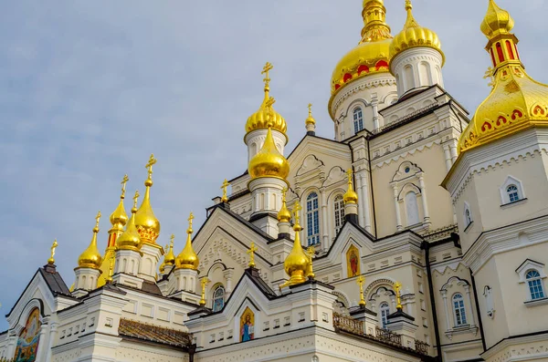 Altın kubbeli Ortodoks Hıristiyan katedrali. Dini binalar. Yan görüş. Ukrayna 'daki Kutsal Yurt Pochaiv Lavra