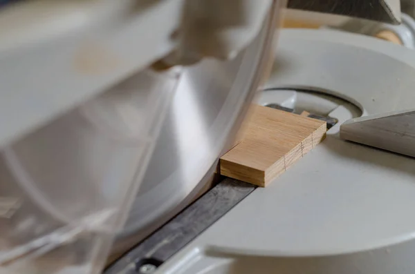 Tagliare Una Tavola Legno Una Macchina Falegnameria Industria Della Lavorazione — Foto Stock