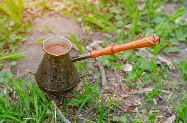 Αρωματικός Πεντανόστιμος Καφές Μπρούτζινο Τουρκ Ξύλινη Λαβή Καφές Στο Δάσος — Φωτογραφία Αρχείου