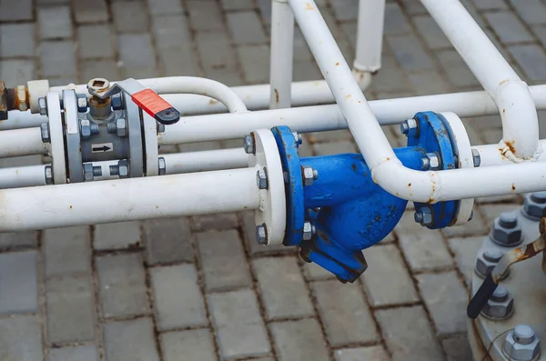 Benzin istasyonundaki benzin deposundan boru hatları. Basınç ekipmanları.