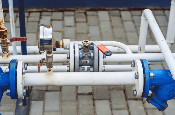 Benzin istasyonundaki benzin deposundan boru hatları. Basınç ekipmanları.