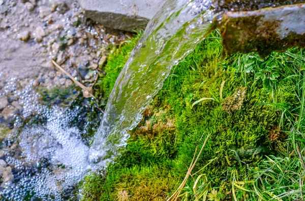 Refrescamento Com Água Limpa Fria Dia Quente Verão Vazão Água — Fotografia de Stock