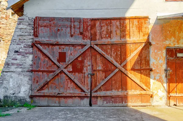 Una Puerta Grande Madera Edificio Abandonado Cierre Hierro Arquitectura Antigua — Foto de Stock