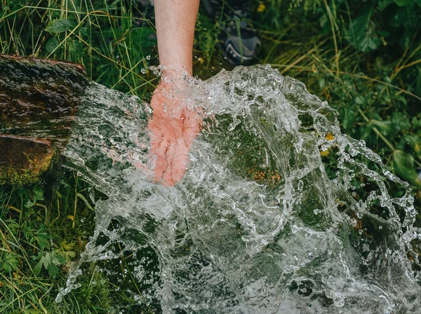 Homem Coleta Água Nascente Transparente Limpa Nascente Floresta Mãos Com — Fotografia de Stock