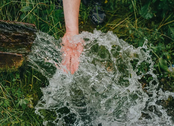 Frescura Agradável Água Corrente Fria Fonte Cristal Ambiente Natural — Fotografia de Stock