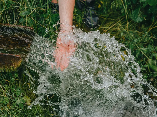 Fluxo Água Pura Nascente Mão Humana Primavera Fresca Cristalina — Fotografia de Stock