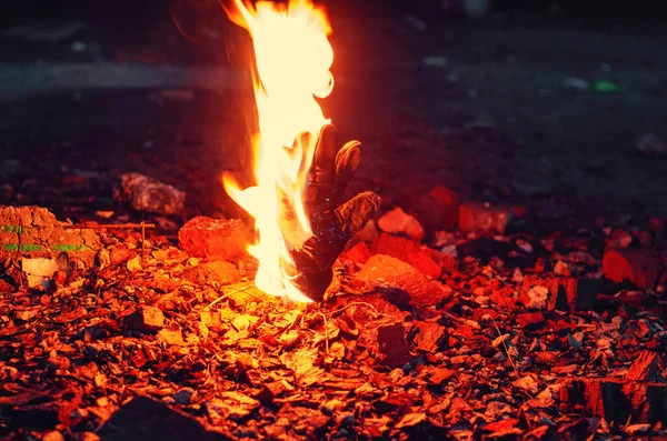 Chama Vermelha Fogo Furioso Vem Mitene Deitado Pedra — Fotografia de Stock