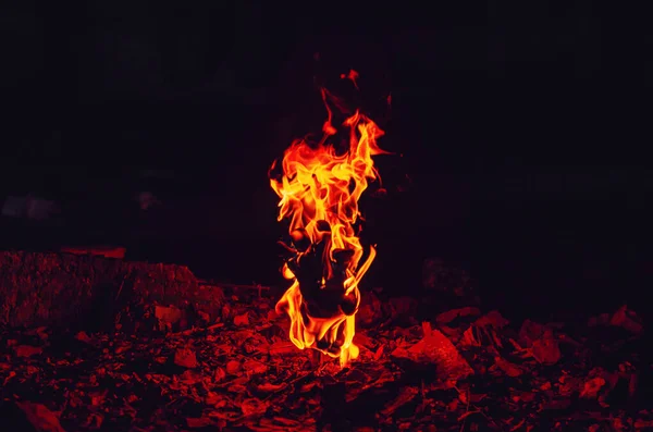 Luva Está Envolta Chamas Fogo Brilhante Noite Escura — Fotografia de Stock