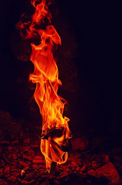 Hoge Vuurkolom Die Uit Steen Komt Rood Vuur Brandende Vlam — Stockfoto