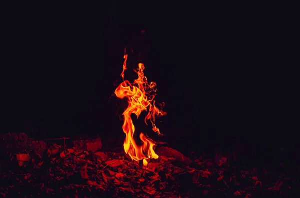Красный Огонь Пылает Огненный Столп Ночью — стоковое фото