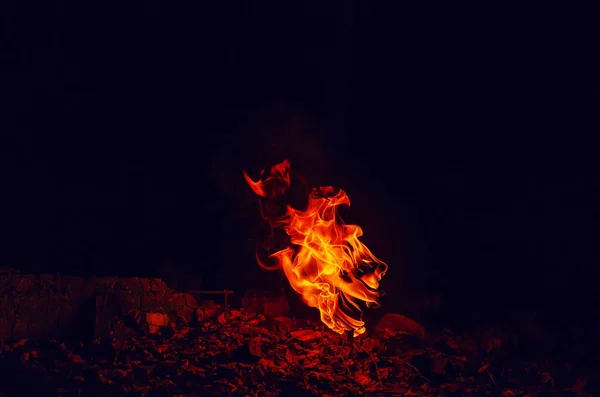 Vörös Tűz Égő Láng Tűzoszlop Éjjel — Stock Fotó