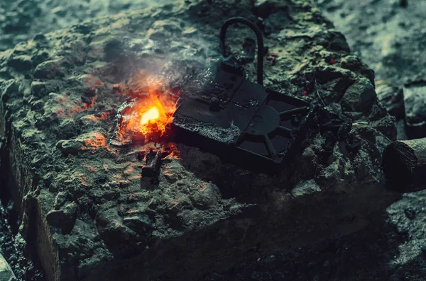 地狱之火熄灭了被烧毁的物体 壁炉的灰烬 石头上的火势很弱 — 图库照片
