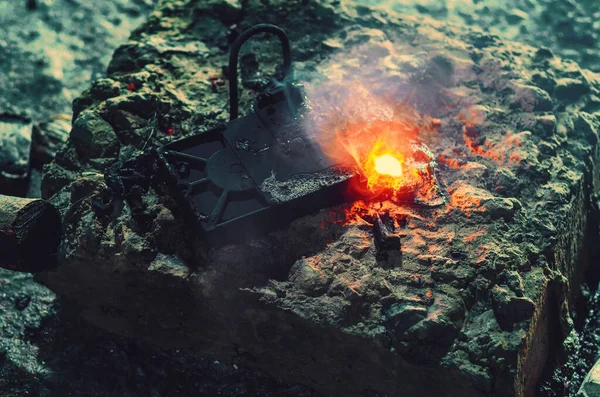 Toprak söndürüldü. Yanmış nesneler. Ocağın külleri. Taş üstüne ateş..