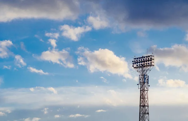 Holofotes Estádio Fundo Céu Azul Cumulonimbus — Fotografia de Stock