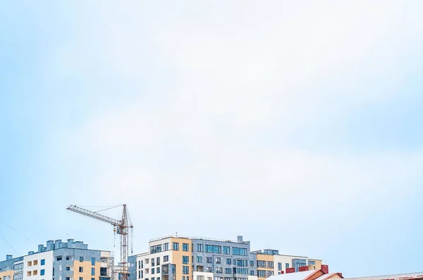 建造新的住宅区 建筑工地上的起重机蓝天背景 — 图库照片