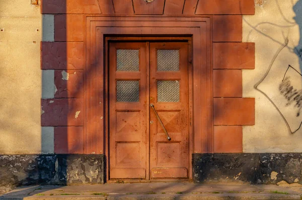 Drewniane Duże Drzwi Budynku Brązowe Drzwi Szkła Architektura Starożytna — Zdjęcie stockowe