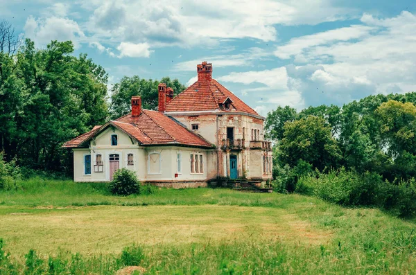 Summer Landscape House Green Trees Old Abandoned Building Tiled Roof — Stock Photo, Image