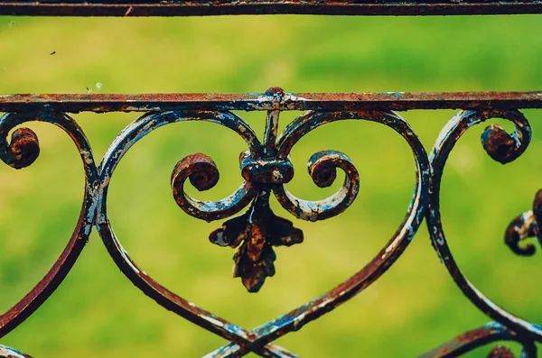 Antika dövmeli demir desen. Antik mimari. Bulanık arkaplan