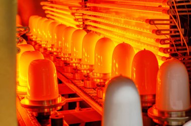 Hafif fabrika. Fabrika cam lamba üretimi için otomatikleştirilmiş taşıyıcı. Sanayi geçmişi