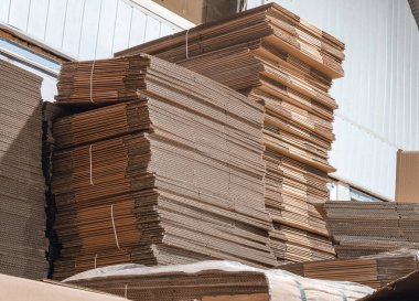 Depoda katlanmış karton kutular. Düz sanayi katlama karton kutuları yığını