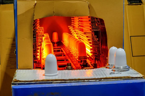 用于制造灯罩的火炉的前视图 关闭加工后的熔融玻璃 轻型厂 — 图库照片