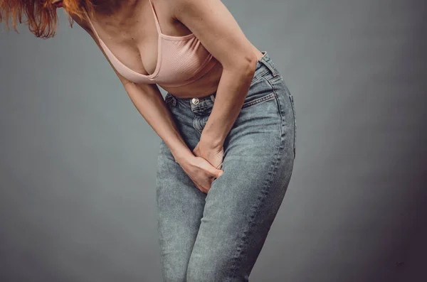 Figura Mulher Esbelta Jeans Mãos Entre Pernas Dor Feminina Durante — Fotografia de Stock