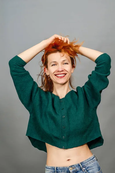 Grappige Jonge Vrouw Met Rood Haar Lacht Handen Die Haar — Stockfoto