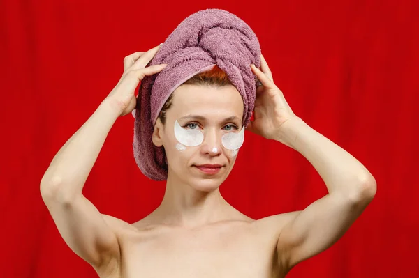 Retrato Mujer Ensueño Posando Sobre Fondo Rojo Hace Tratamientos Belleza — Foto de Stock