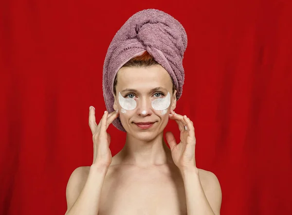 Sorridente Donna Mezza Nuda Con Asciugamano Testa Macchie Cosmetiche Sotto — Foto Stock