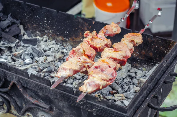 Kebabot Főzök Közelről Kebab Étvágygerjesztő Hús Nyársra Húzva — Stock Fotó