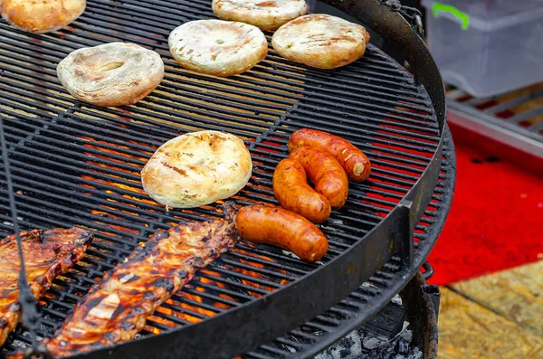 Piknik Lezzetli Sulu Yemeği Izgara Sulu Sosisler Izgarada Pişmiş Ekmek — Stok fotoğraf