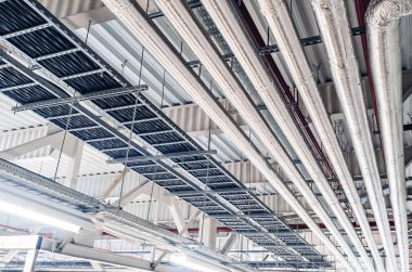 Üretim tesisinde ısı yalıtımlı boru hattı