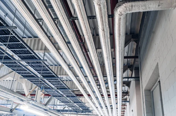 Üretim tesisinde ısı yalıtımlı boru hattı