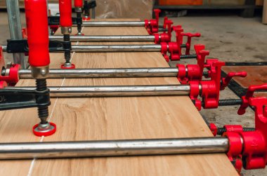 Marangoz panosunu klemplerle kapatın. Marangozluk atölyesi