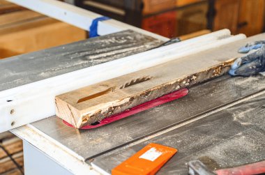 Marangozluk atölyesinde kesme tahtası.