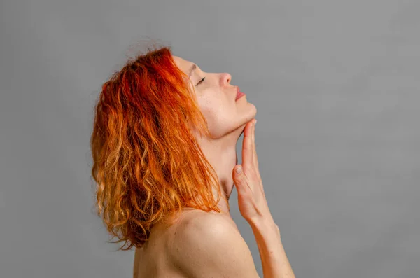 Naked Redhead Woman Touches Her Chin Sexy Woman Romantic Look — Stock Photo, Image